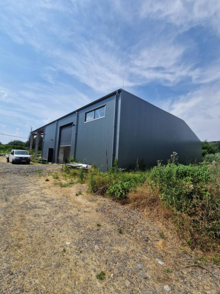 Komló, Komló-Mecsekjánosi eladó ipari csarnok 17224 nm-es telekkel!