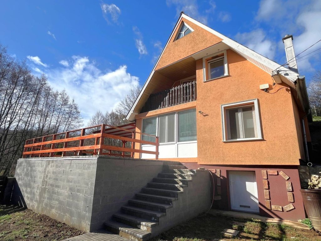 Mecsekpölöske, Mecsekpölöske településen, 70 nm-es, 2 szintes, szép állapotú hétvégi ház eladó.