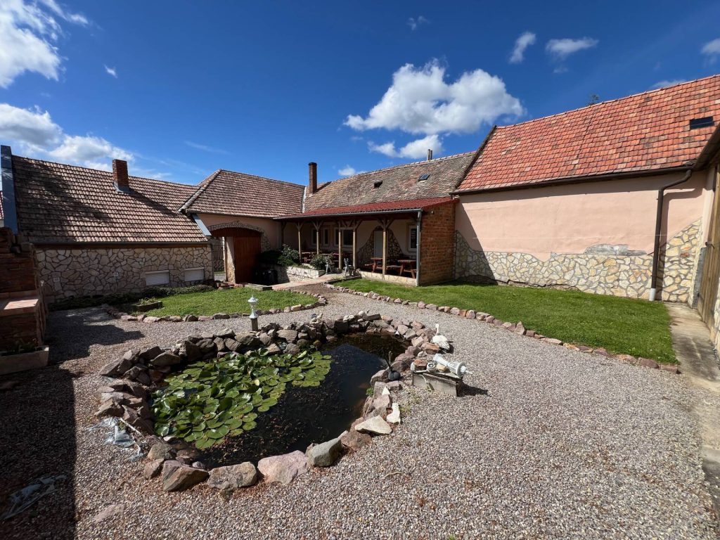 Kővágószőlős, Kővágószőlősön, 1473 nm-es telken, turisztikai egység kialkítására alkalmas ház eladó!