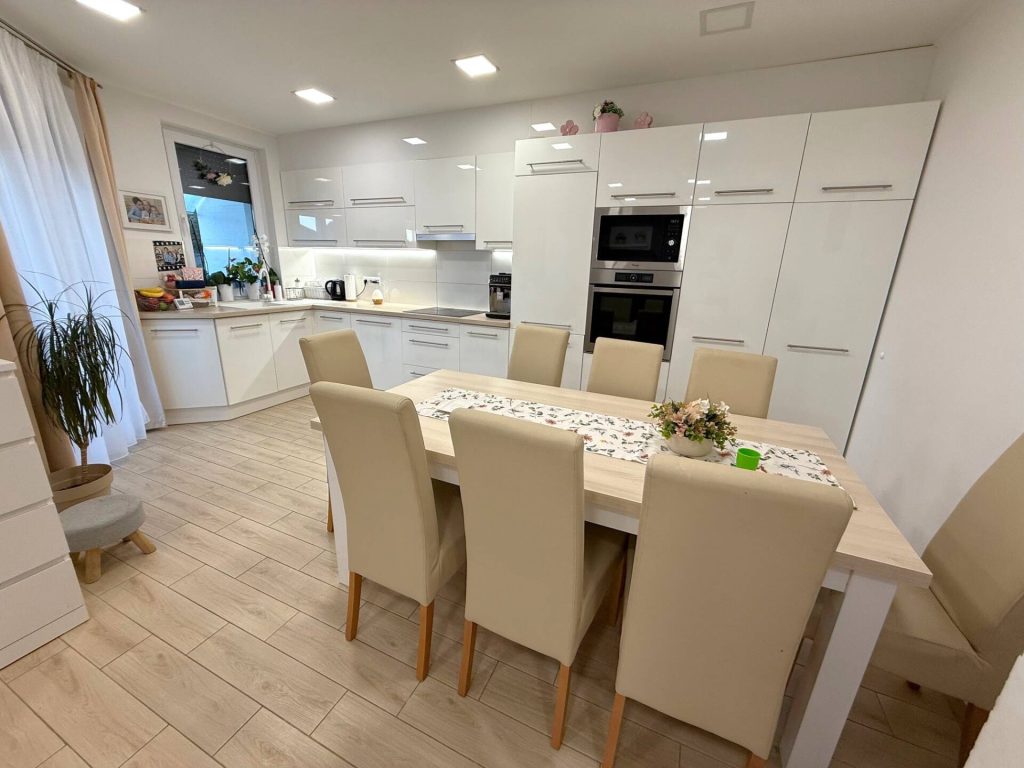 Kozármisleny, Kozármislenyben, saját kertkapcsolattal és terasszal rendelkező, újszerű, 117 nm-es, nappali + 4 hálószobás sorház eladó.