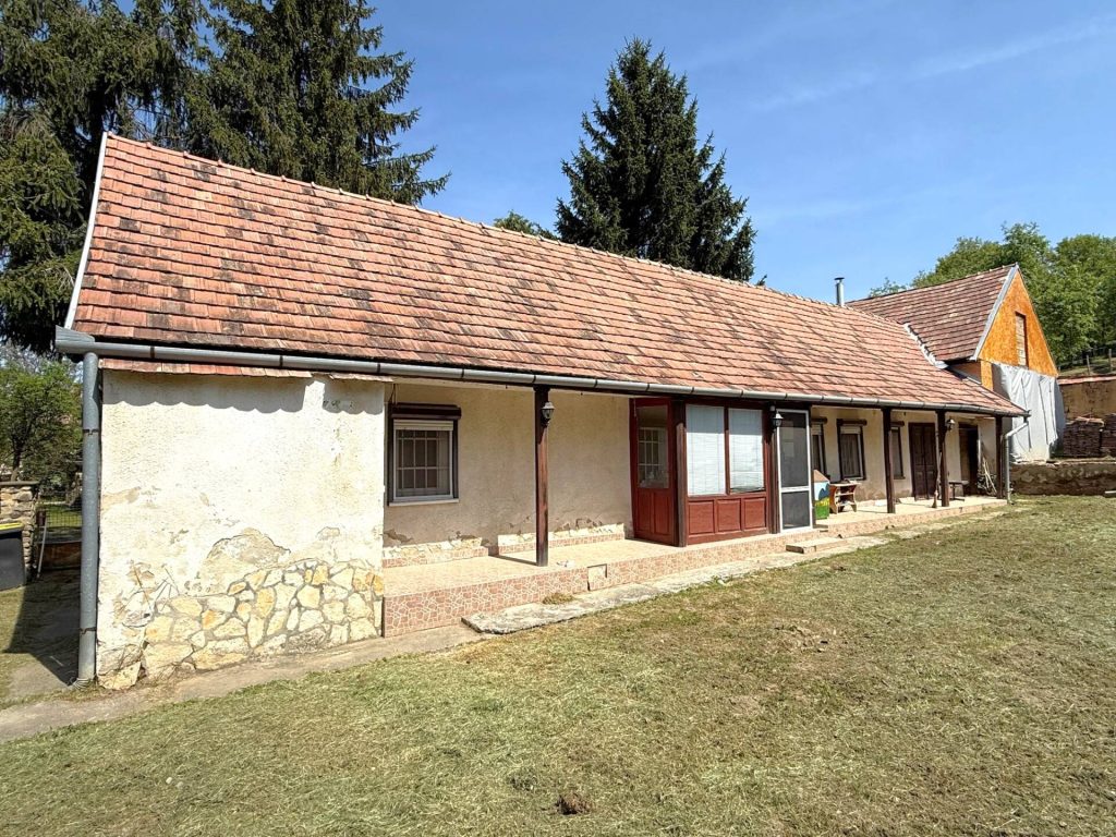 Komló, Komló-Mecsekjánosi városrészében, 80 nm-es, különálló, egyszintes családi ház eladó.