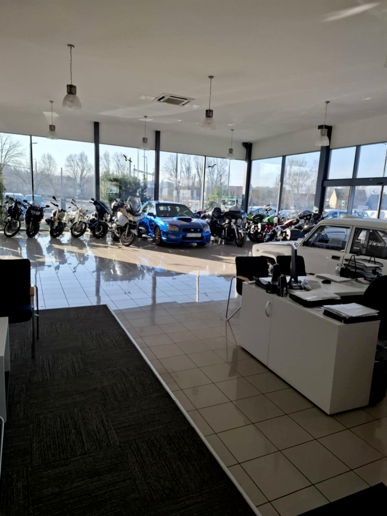 Kaposvár, Eladó Kaposvár egyik legjobb fekvésű autószalonja és autószervize.