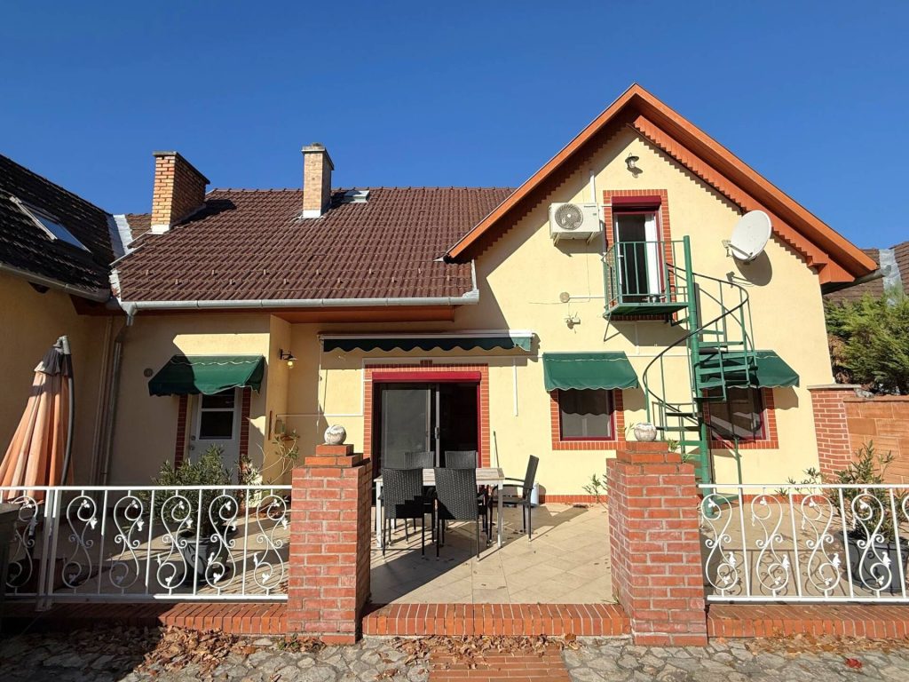 Orfű, Orfűn 228 nm-es, két szintes, szép állapotú, külön kis házzal rendelkező családi ház eladó.