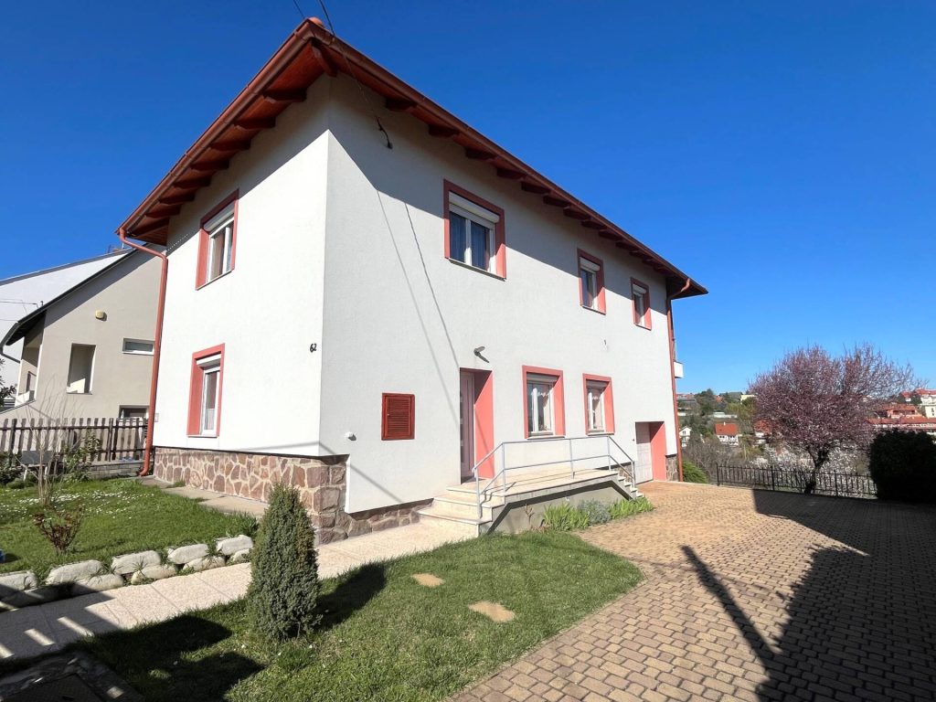 Pécs, Pécs-Rigóderben, felújítot, 132 nm-es családi ház eladó.