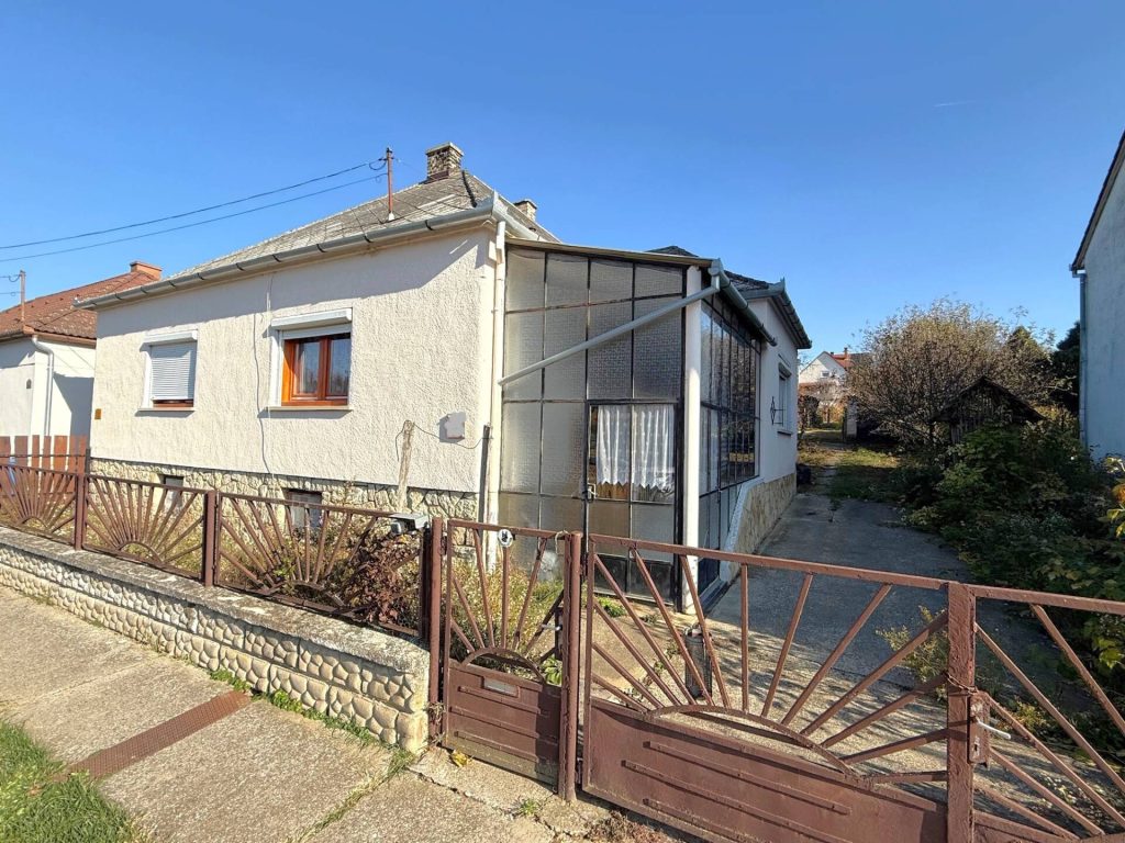 Olasz, Pécstől 20km-re, Olasz községben, egyszintes, 110 nm-es, tégla családi ház eladó.