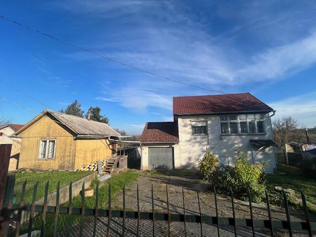 Pécs, Pécs-Kispostavölgy családi házas övezetében két szintes, 60 nm-s ház eladó