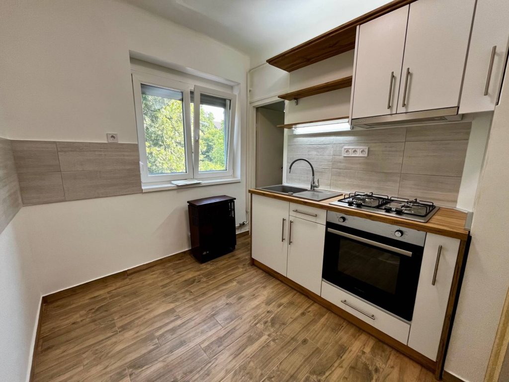 Pécs, Pécs-papkerthez közel felújított, azonnal költözhető, tégla lakás eladó