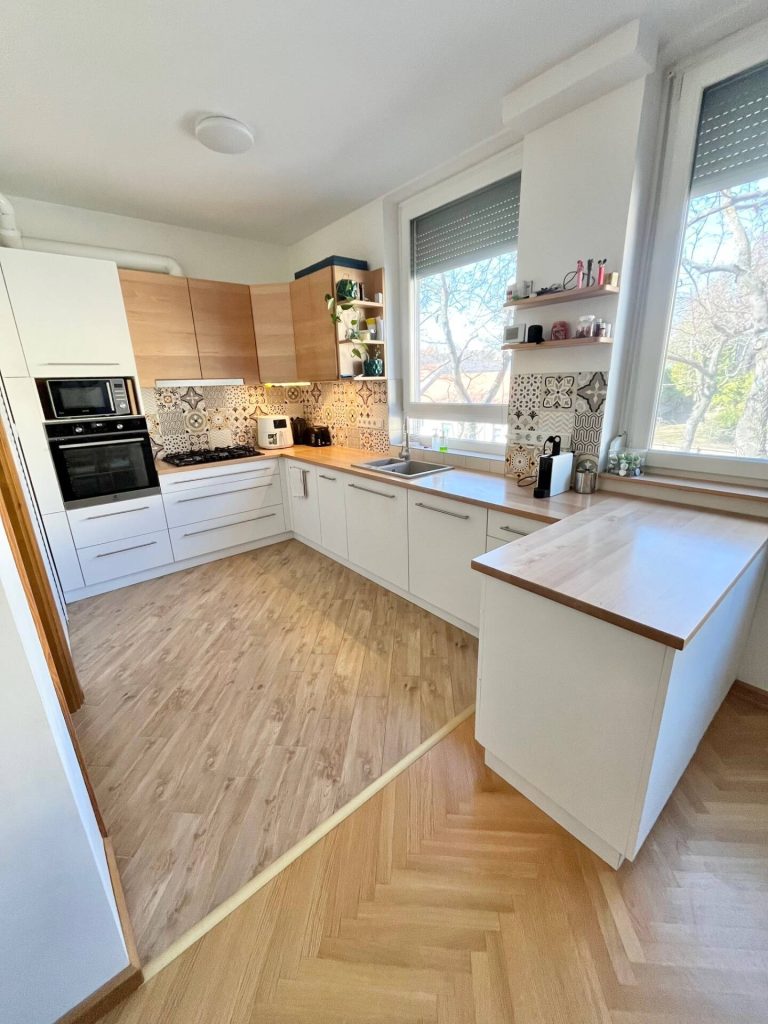 Pécs, Pécs-Mecsekoldalon gyönyörűen felújított lakás eladó