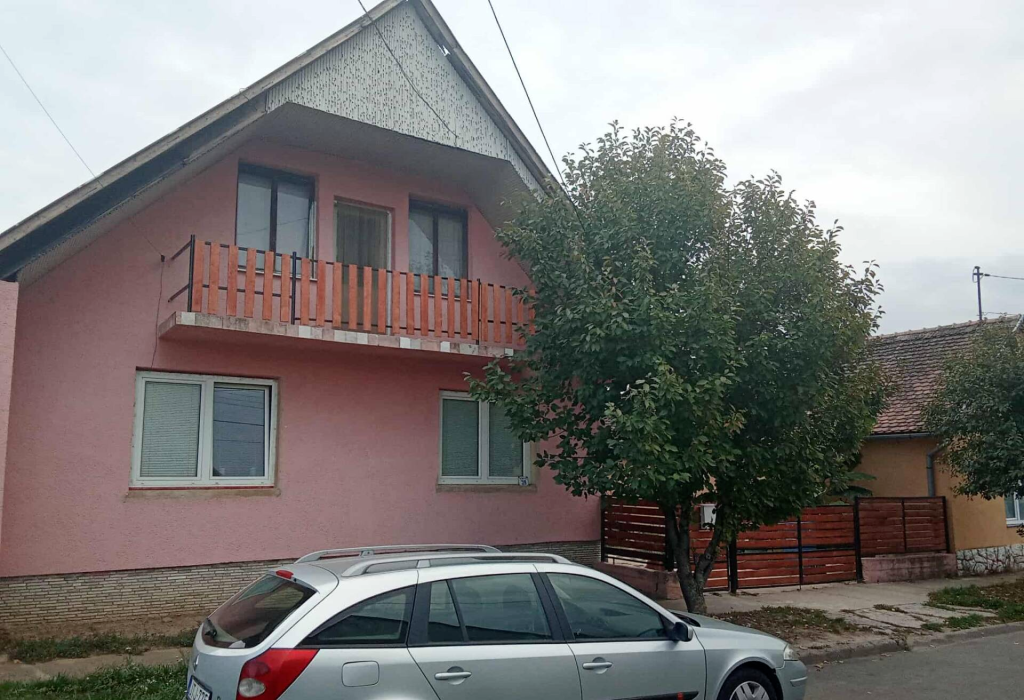 Siklós, Siklós családi házas övezetében, 2 generáció lakhatására is kialakítható, 160 nm-s ház eladó