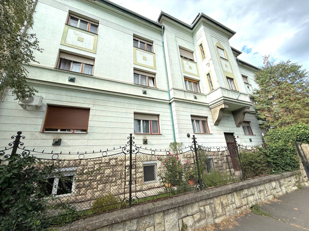 Pécs, Pécsett, a Köztársaság Téren, átlagos állapotú, 94 nm-es, 3 szobás tégla lakás eladó.