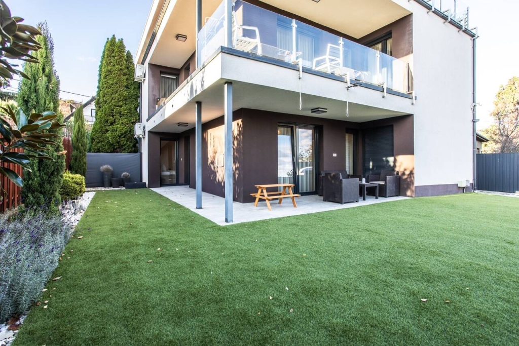 Pécs, Pécs, Jakabhegyi út elején 2018-as építésű, 230 nm-s kertkapcsolattal rendelkező lakás eladó