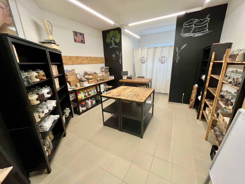 Pécs, Pécs-belvárosában, a Forrás Üzletház földszintjén, 24 nm-es üzlethelyiség eladó.