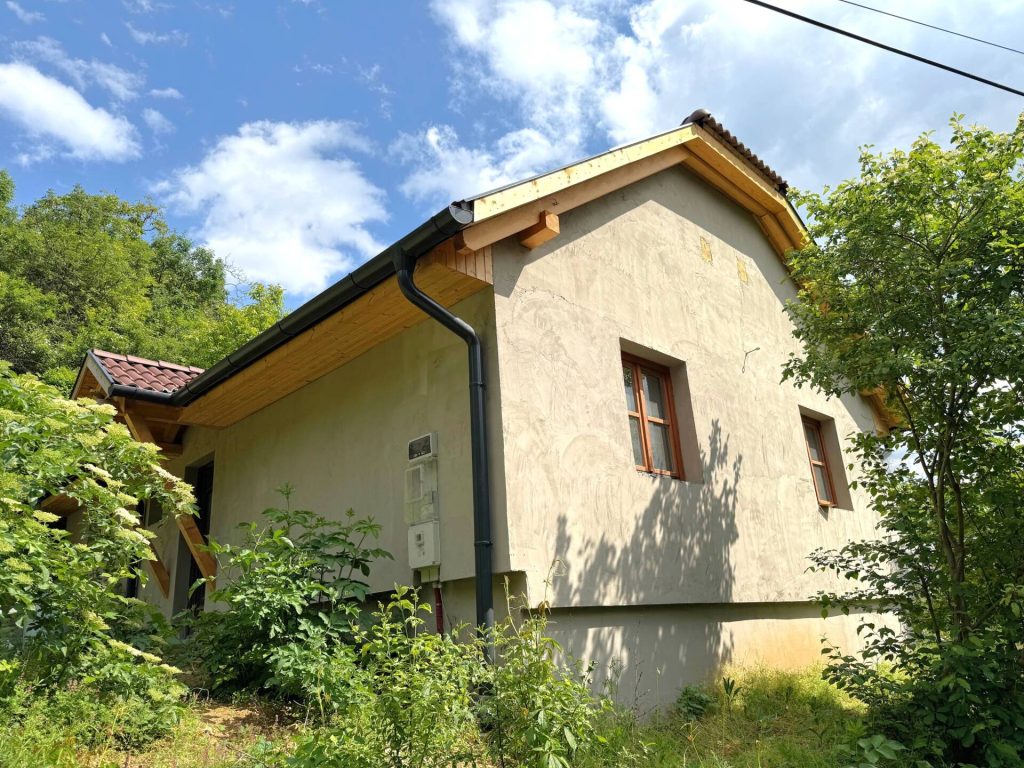 Pécs, Pécs-Középdeindolban, csendes, természetközeli részen családi ház eladó