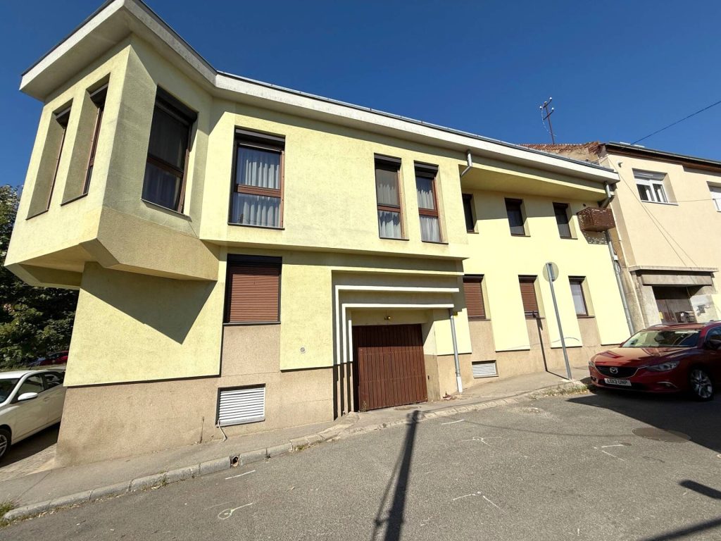 Pécs, Pécsett, az Alsóhavi utcában, társasház teremgarázsában, 12 nm-es autóbeálló-hely eladó