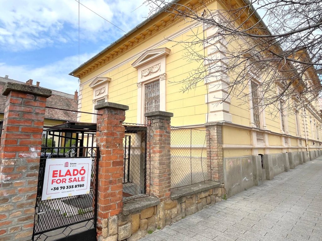 Pécs, Pécs-belvárosában, a Búza Téren, 216 nm-es, frissen felújított üzlethelyiség/raktár eladó.