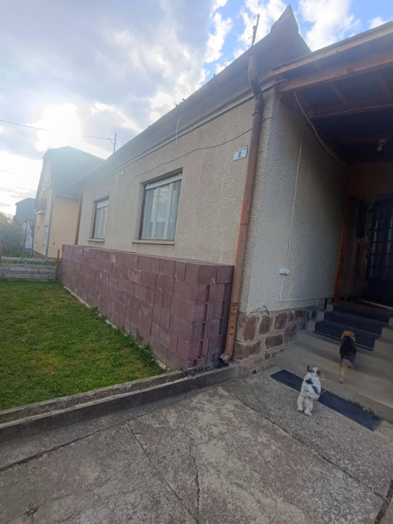 Pécs, Pécsett a régi kertvárosi részen, bővített kádárkocka lakható rész plusz szerkezetkész állapotban eladó