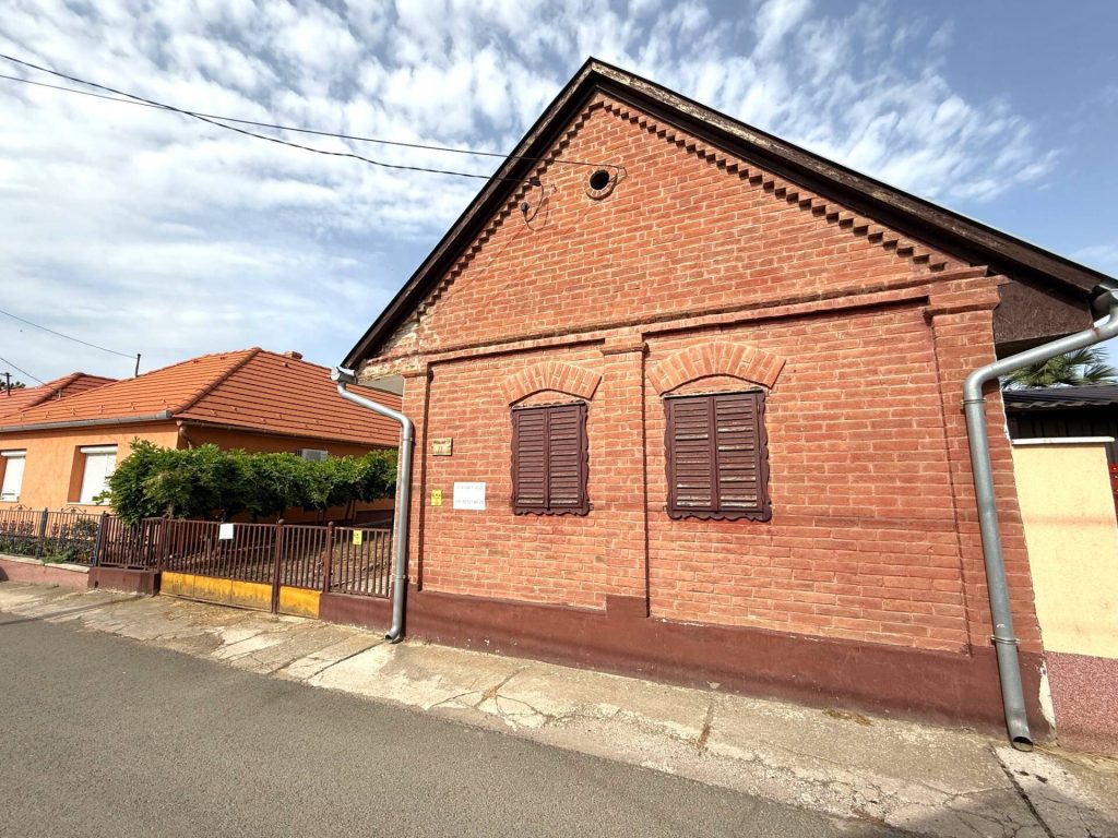 Villány, Villány egyik csendes, családias utcájában, jó állapotban lévő, családi ház eladó.