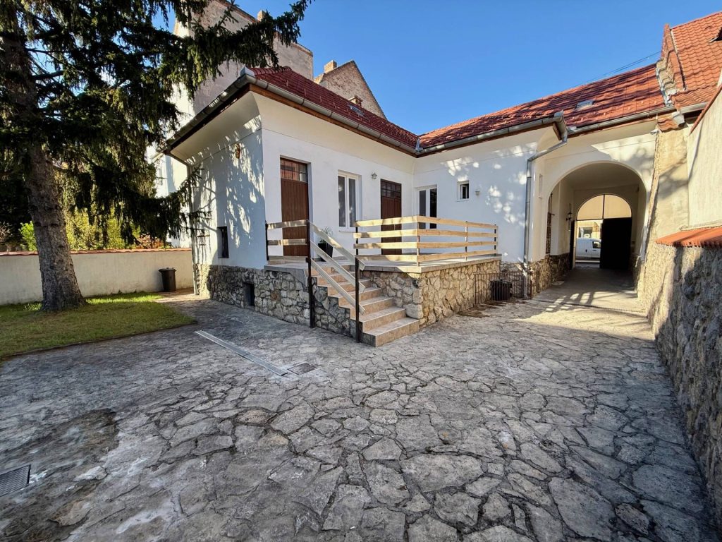 Pécs, Pécs belvárosában, a József Attila utcában családi ház garázzsal eladó