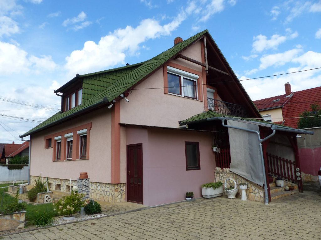 Kozármisleny, Kozármisleny kedvelt részén ELADÓ egy 180 m²-es, 3 szintes, 4 szoba + nappali-étkezős családi ház