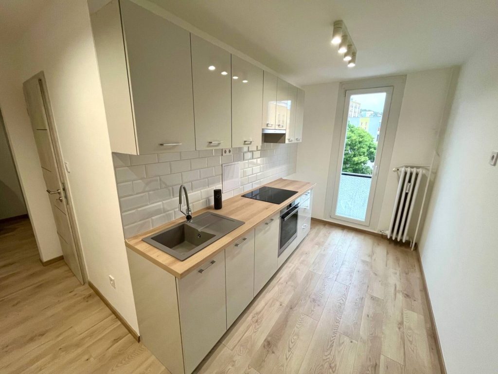 Pécs, Pécsett, az Építők útján, felújított, modern, 54 nm-es, 2 szobás, erkélyes lakás eladó.