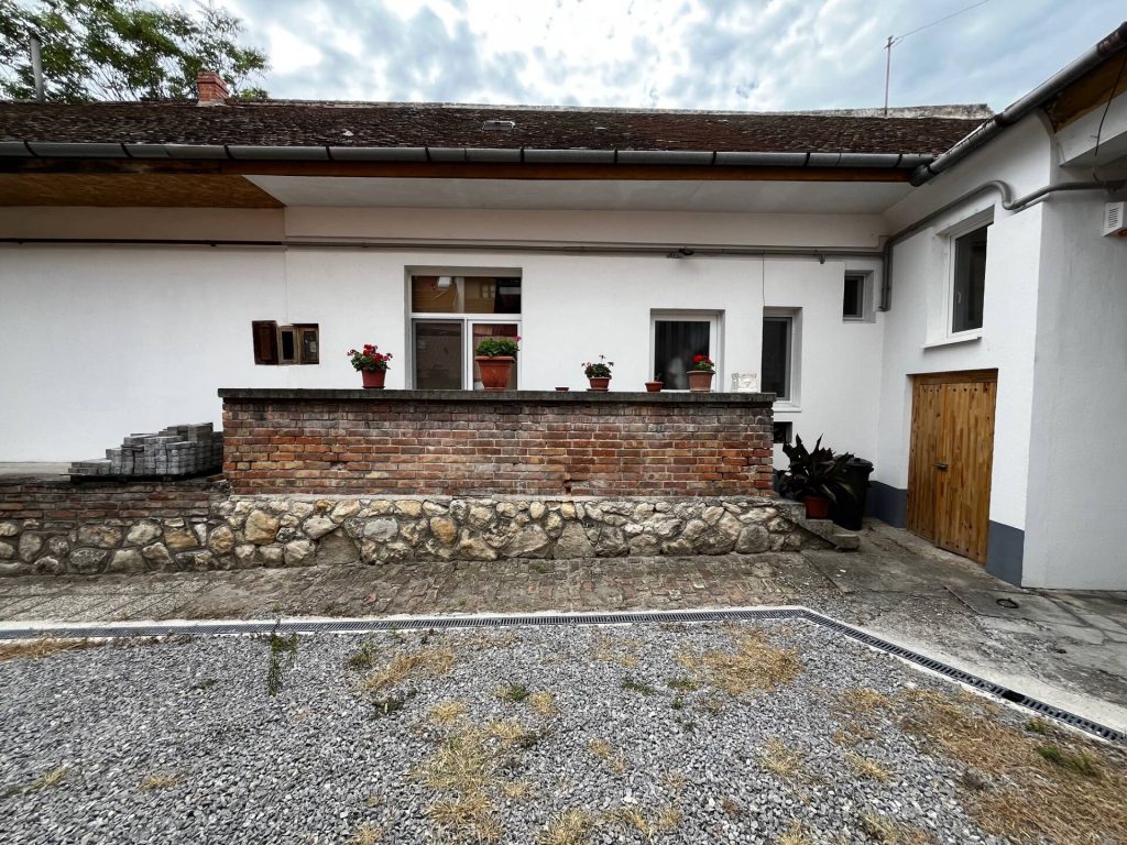 Pécs, Pécs belvárosától pár perc sétára üzlethelyiség eladó