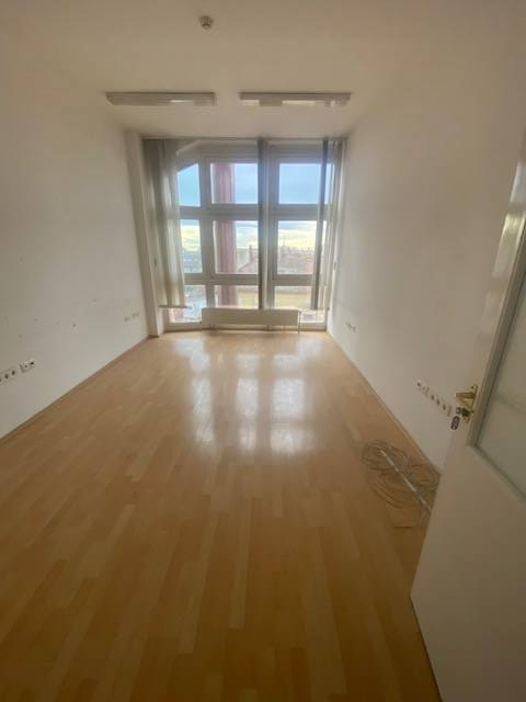 Pécs, Pécs belvárosában 500 nm-s ingatlan kiadó