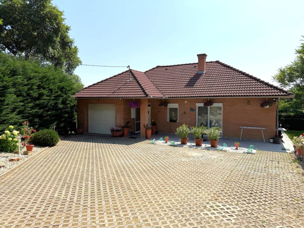 Pécs, Pécs-Postavölgyben újszerű 188 nm-es, kétszintes családi ház eladó