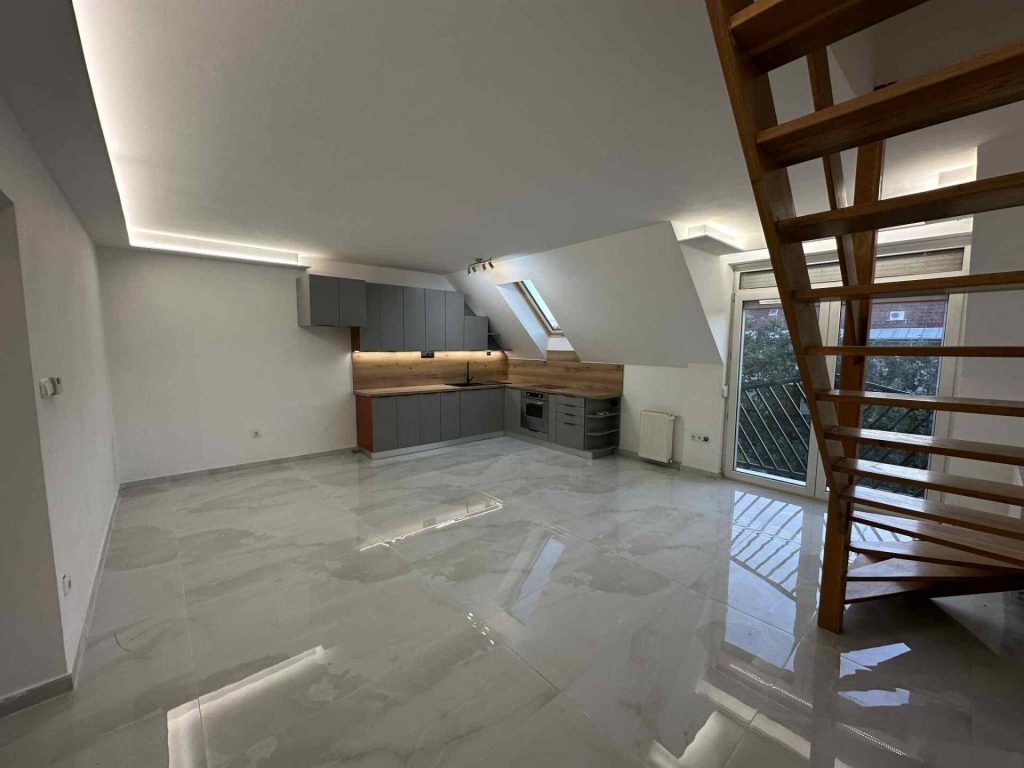 Pécs, Pécs belvárosában felújított, belső kétszintes tégla lakás liftes épületben kiadó